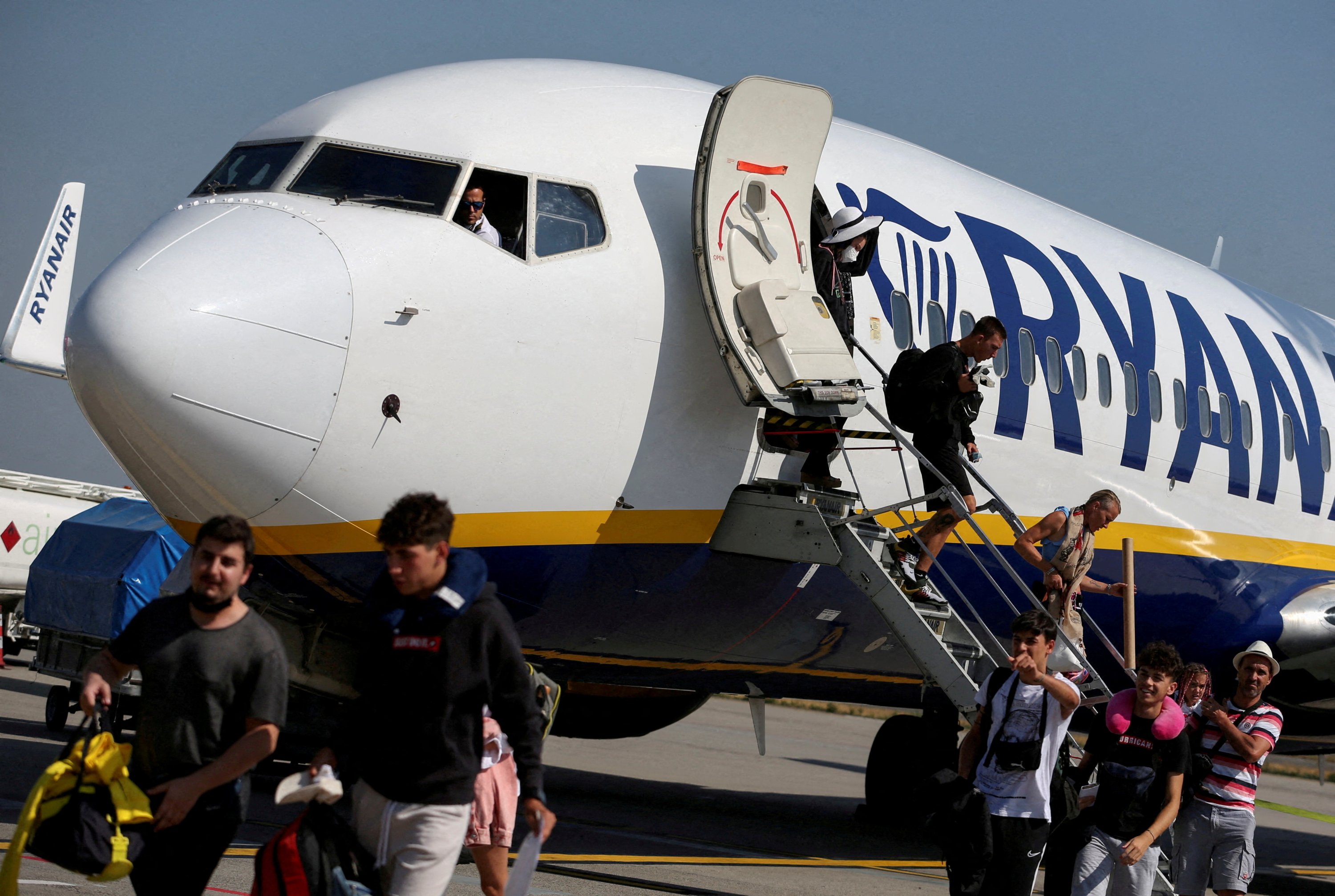 Irish no frills Ryanair reports soaring profits after fare surge