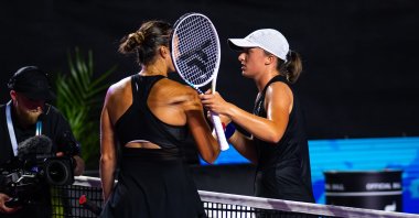 Aryna Sabalenka (L) and Iga Swiatek of Poland shake hands at the net after the semifinal of the GNP Seguros WTA Finals Cancun 2023 part of the Hologic WTA Tour, Cancun, Mexico, Nov. 5, 2023. (Getty Images Photo)