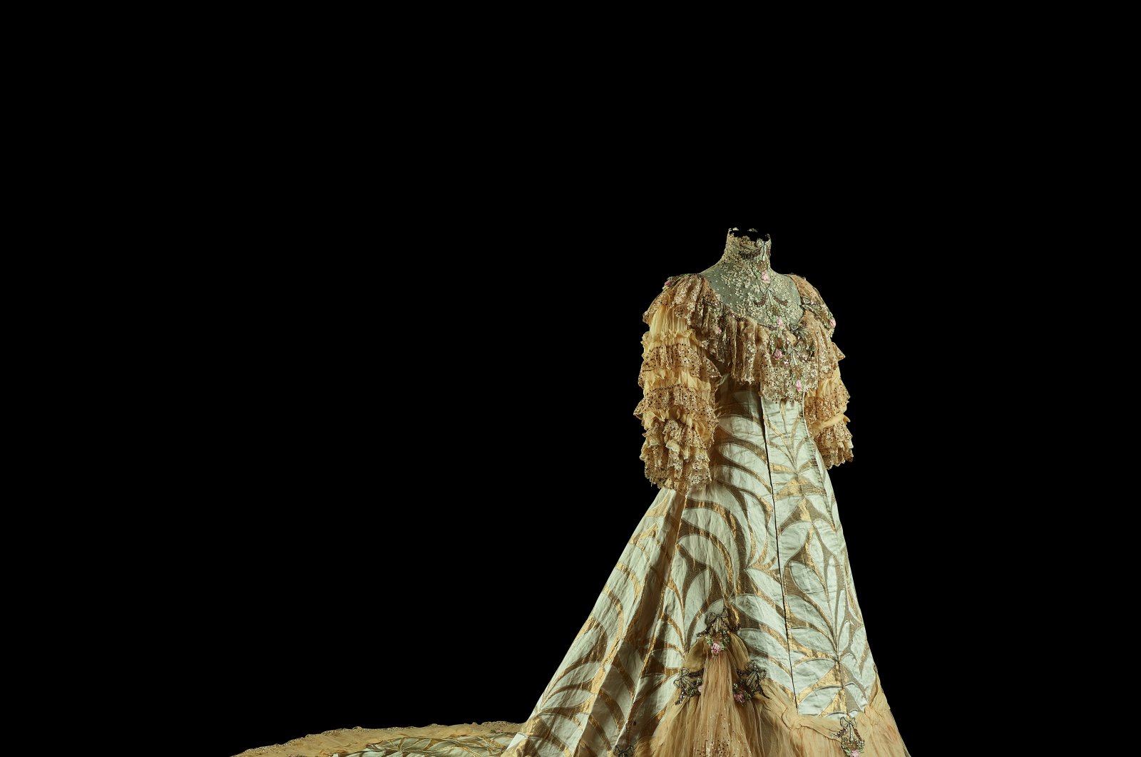 A dress from the “Elegance from the Past to Future: Women&#039;s Costume from the Late Ottoman Empire to the Early Republican Era" exhibition, Istanbul, Türkiye, Oct. 10, 2023. (Photo courtesy of Sadberk Hanım Museum)