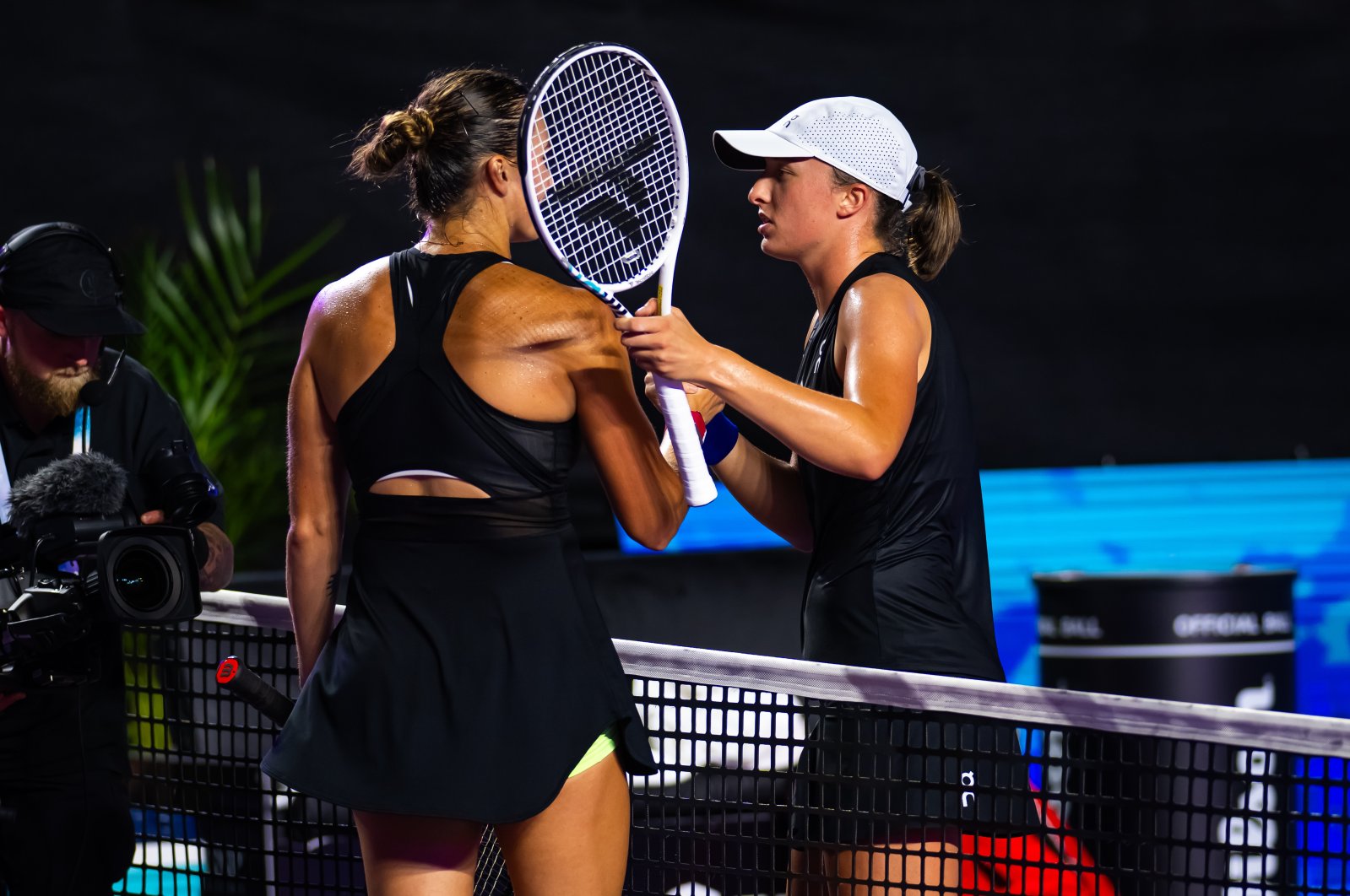 Aryna Sabalenka (L) and Iga Swiatek of Poland shake hands at the net after the semifinal of the GNP Seguros WTA Finals Cancun 2023 part of the Hologic WTA Tour, Cancun, Mexico, Nov. 5, 2023. (Getty Images Photo)