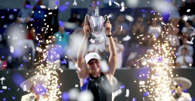 Poland's Iga Swiatek celebrates with the trophy after winning her final match against Jessica Pegula of the U.S. at the WTA Finals, Cancun, Mexico, Nov. 6, 2023. (Reuters Photo) 