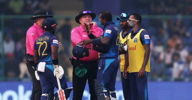 Sri Lanka's Angelo Mathews (3rd L) speaks to the umpires after losing his wicket due to time out during the ICC Cricket World Cup 2023 match against Bangladesh at the Arun Jaitley Stadium, New Delhi, India, Nov. 6, 2023. (Reuters Photo) 