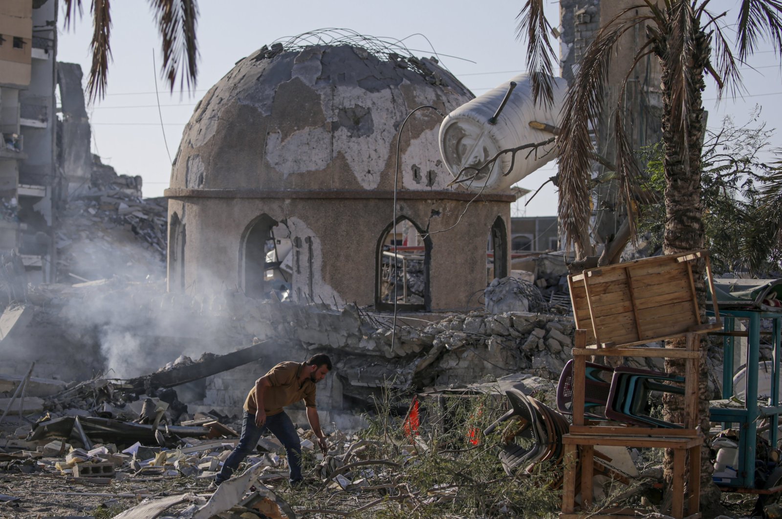 A Palestinian man inspects the rubble of the destroyed Al-Sheikh Zayed mosque following Israeli airstrikes in the northern Gaza Strip, Palestine, Nov. 4, 2023. (EPA Photo)