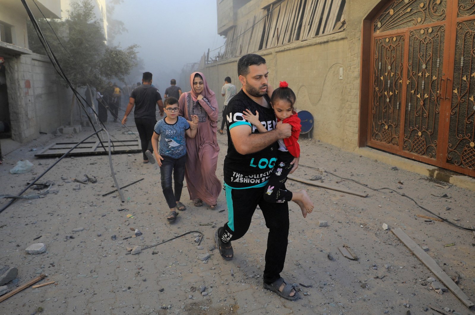 Palestinians evacuate the site of Israeli strikes on houses in Maghazi refugee camp in the central Gaza Strip, Palestine, Nov. 6, 2023. (Reuters Photo)