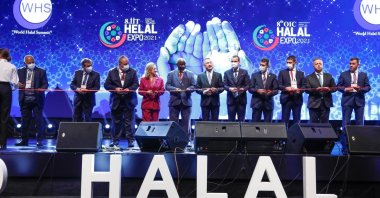 Officials pose during the 8th OIC Halal Expo, Istanbul, Türkiye, Nov. 25, 2021. (DHA Photo)