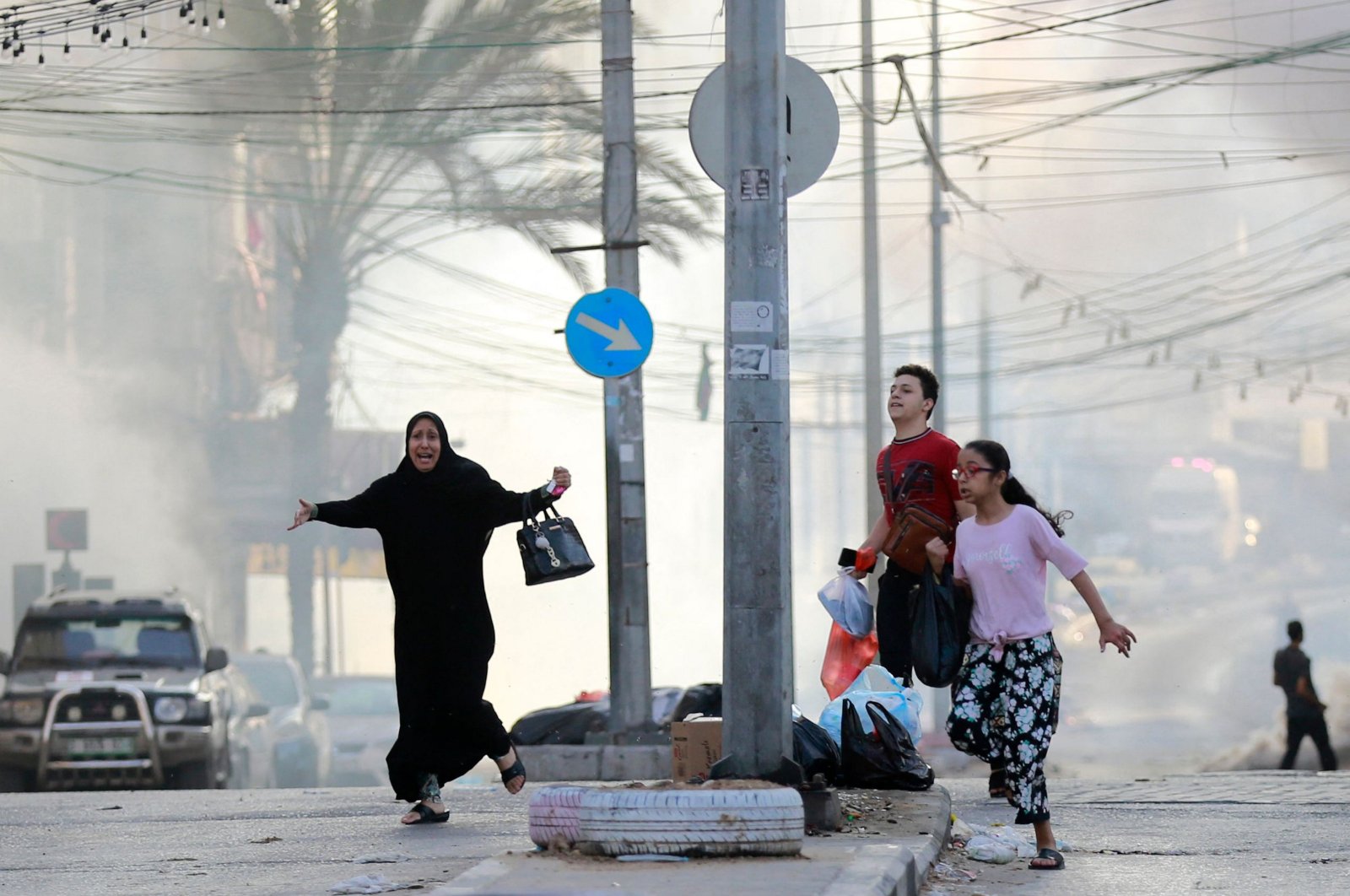 Palestinians run for cover after an Israeli strike near Al-Shifa Hospital in Gaza, Palestine, Nov. 1, 2023. (AFP Photo)