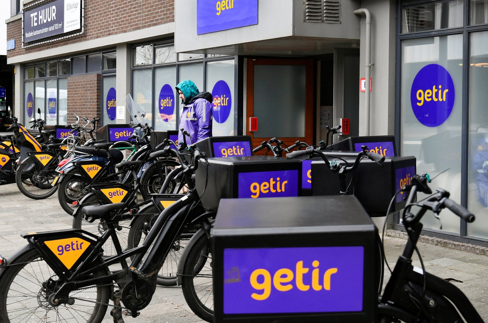 Bikes are parked outside a store of the fast grocery deliverer Getir in Rotterdam, Netherlands, Feb. 8, 2022. (Reuters Photo)