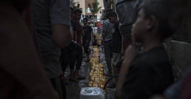 Khan Yunis camp residents fill containers with water at a distribution point in southern Gaza, Palestine, Nov. 8, 2023. (EPA Photo)