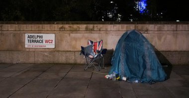 A tent is placed on the street in London, Britain, Nov. 6, 2023. (Reuters Photo)