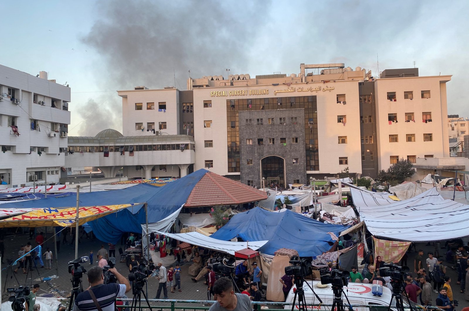 Smoke rises as displaced Palestinians take shelter at Al-Shifa hospital in Gaza City, Palestine, Nov. 8, 2023. (Reuters Photo)