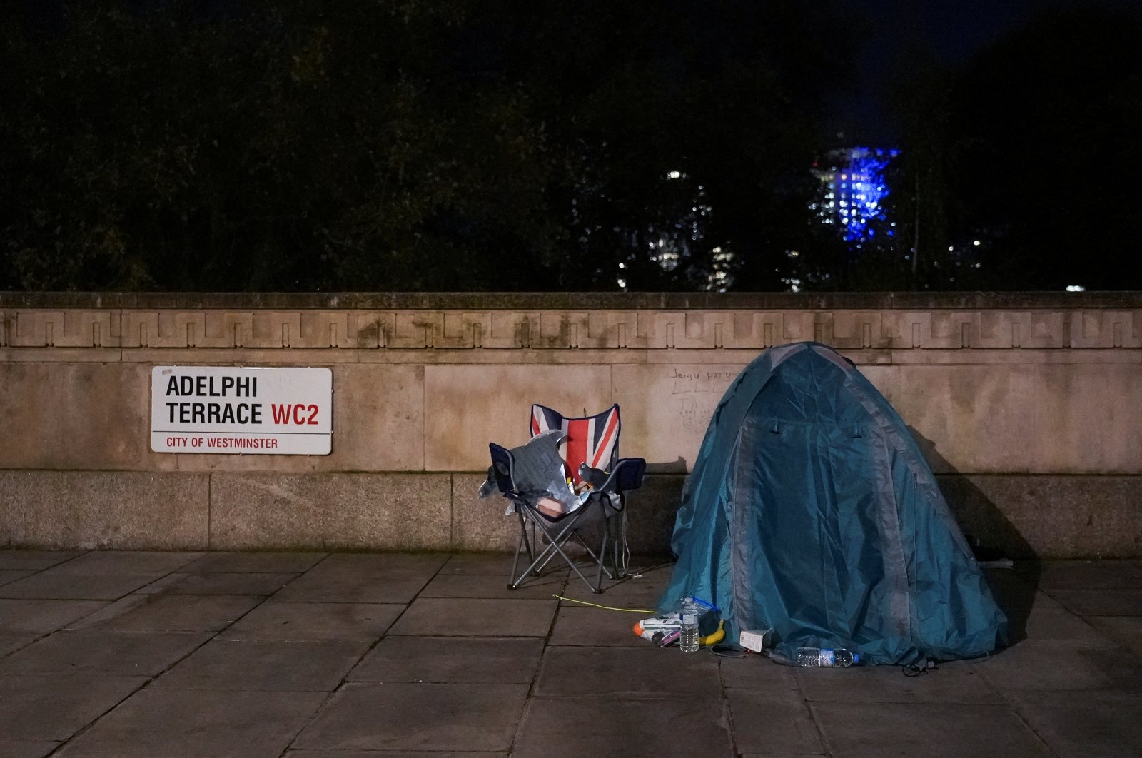 A tent is placed on the street in London, Britain, Nov. 6, 2023. (Reuters Photo)