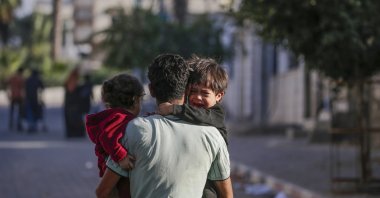 Residents flee from Al Shatea refugee camp during direct combat between the Israeli army and the Al-Qassam Brigades, affiliated with the Palestinian resistance group Hamas, at the beach road in west-center Gaza City, Palestine, Nov. 9, 2023. (EPA Photo)