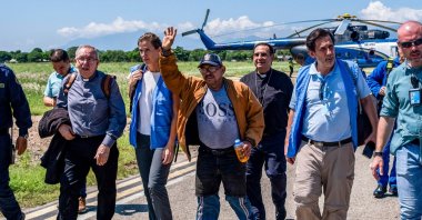 This handout picture released by the United Nations Verification Mission in Colombia shows Luis Manuel Diaz (C), father of Liverpool&#039;s forward Luis Diaz, walking accompanied by members of the mission after getting off a helicopter following his liberation, Valledupar, Colombia, Nov. 9, 2023. (United Nations Verification Mission in Colombia via AFP) 