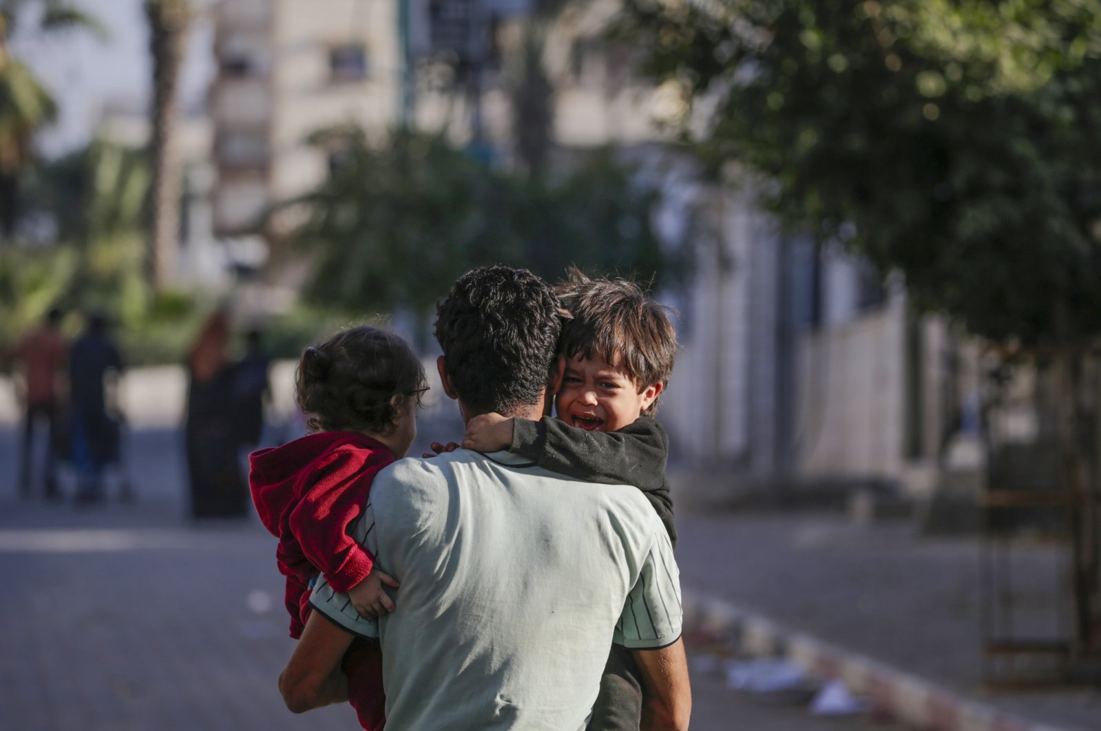 Residents flee from Al Shatea refugee camp during direct combat between the Israeli army and the Al-Qassam Brigades, affiliated with the Palestinian resistance group Hamas, at the beach road in west-center Gaza City, Palestine, Nov. 9, 2023. (EPA Photo)