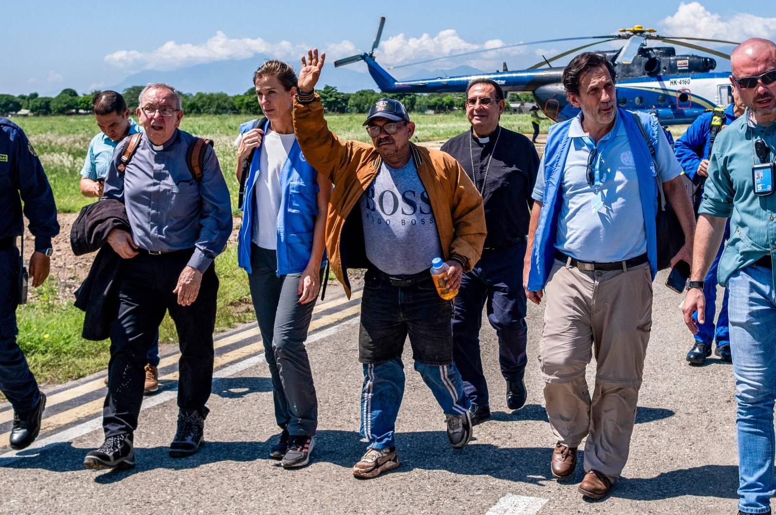 This handout picture released by the United Nations Verification Mission in Colombia shows Luis Manuel Diaz (C), father of Liverpool&#039;s forward Luis Diaz, walking accompanied by members of the mission after getting off a helicopter following his liberation, Valledupar, Colombia, Nov. 9, 2023. (United Nations Verification Mission in Colombia via AFP) 