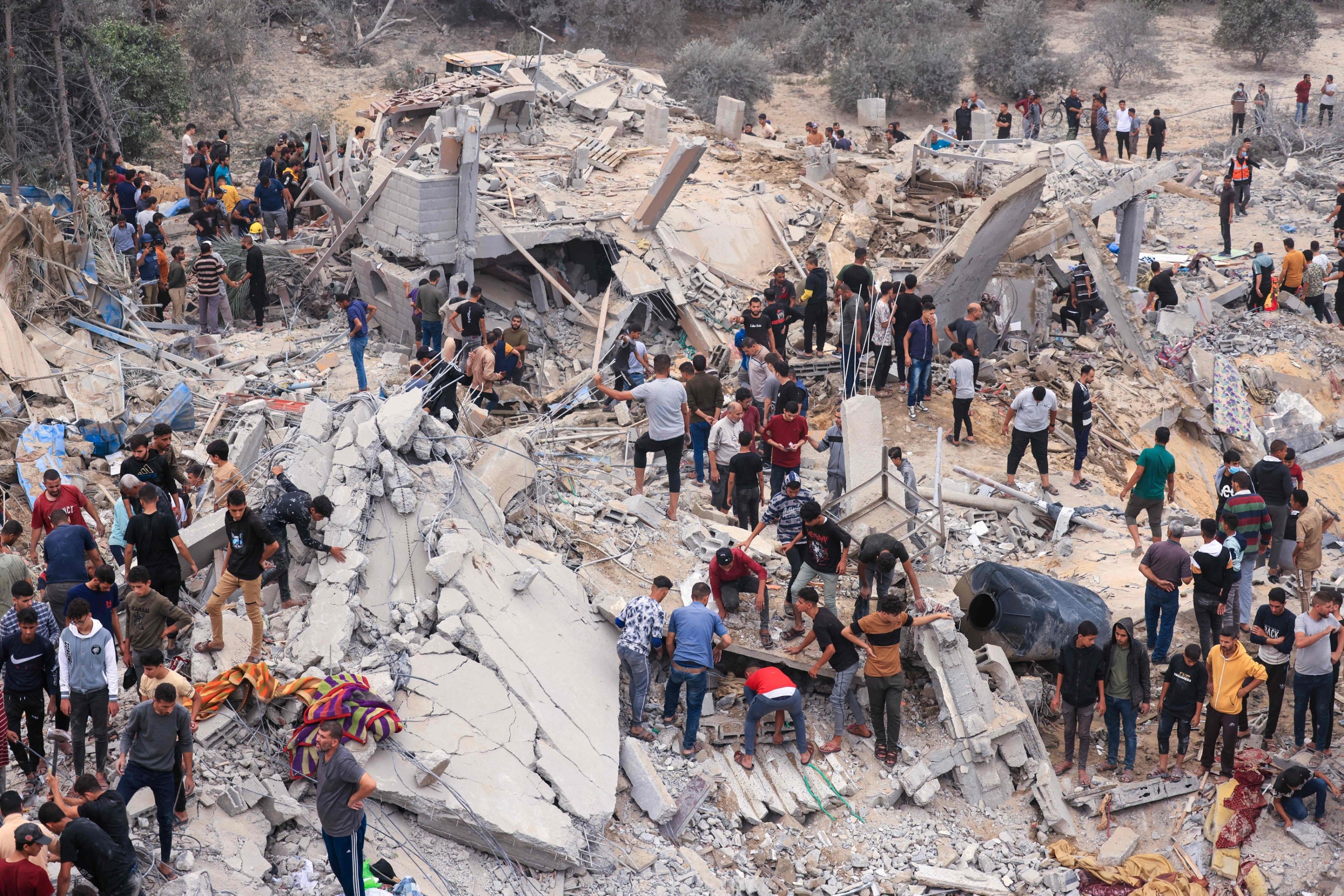 Civilians and rescuers look for survivors amid the rubble of a destroyed building following an Israeli bombardment in Khan Yunis, southern Gaza Strip, Palestine, Nov. 12, 2023. (AFP Photo)