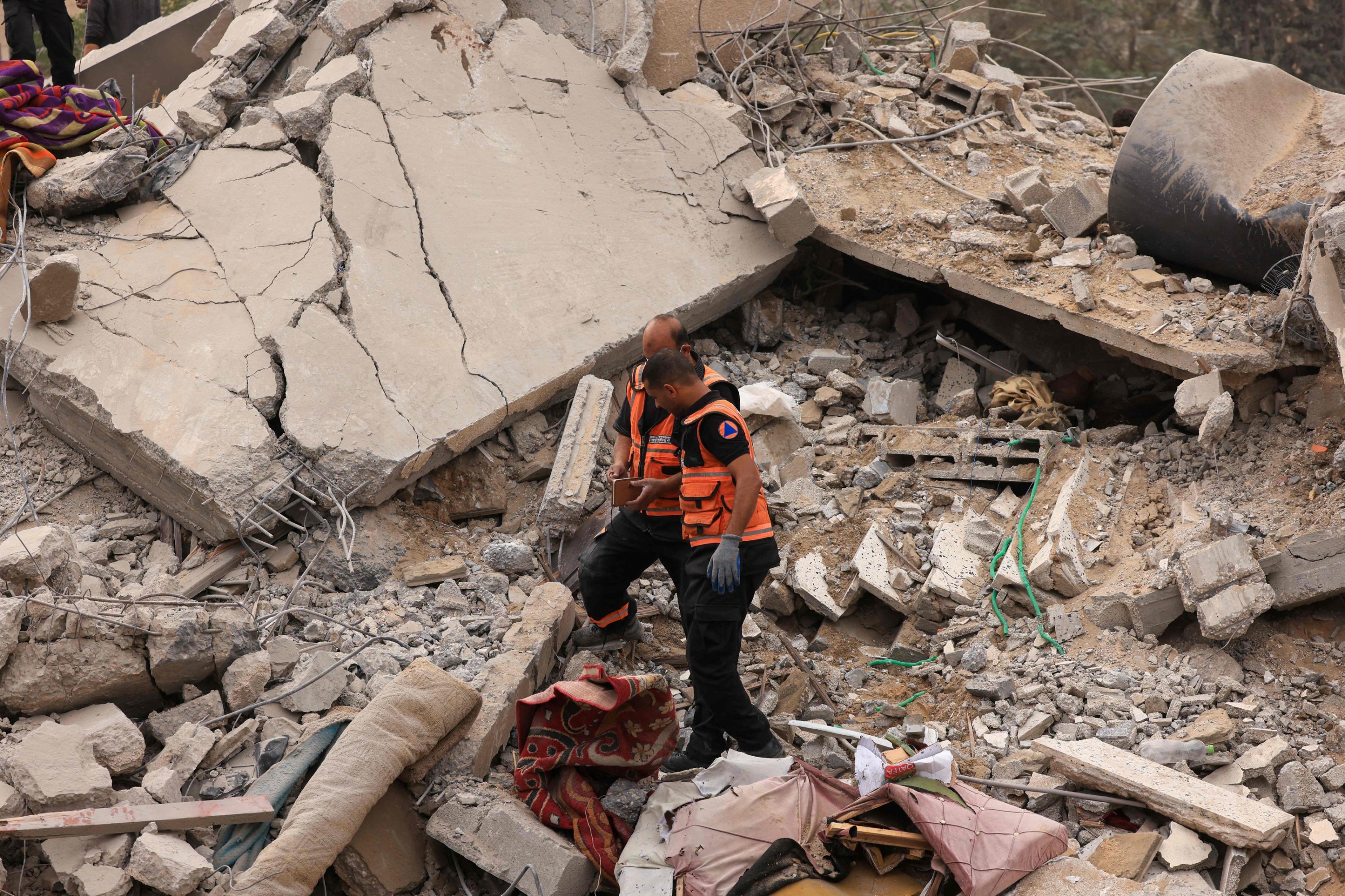 Rescuers look for survivors amid the rubble of a destroyed building following an Israeli bombardment in Khan Yunis, southern Gaza Strip, Palestine, Nov. 12, 2023. (AFP Photo)