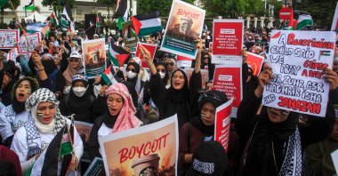 Demonstrators hold placards calling for the boycott of pro-Israel products and companies during a protest to show their solidarity with the Palestinian people in Yogyakarta, Indonesia, Nov. 11, 2023. (AFP Photo)