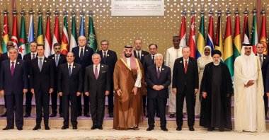 Leaders pose for a group picture ahead of an emergency meeting of the Arab League and the Organisation of Islamic Cooperation (OIC), Riyadh, Saudi Arabia, Nov. 13, 2023. (AFP Photo)