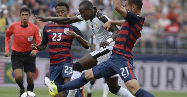 Ghana's Raphael Dwamena (C) goes past to US players during an international friendly, Connecticut, U.S., July 1, 2017. (AP Photo)