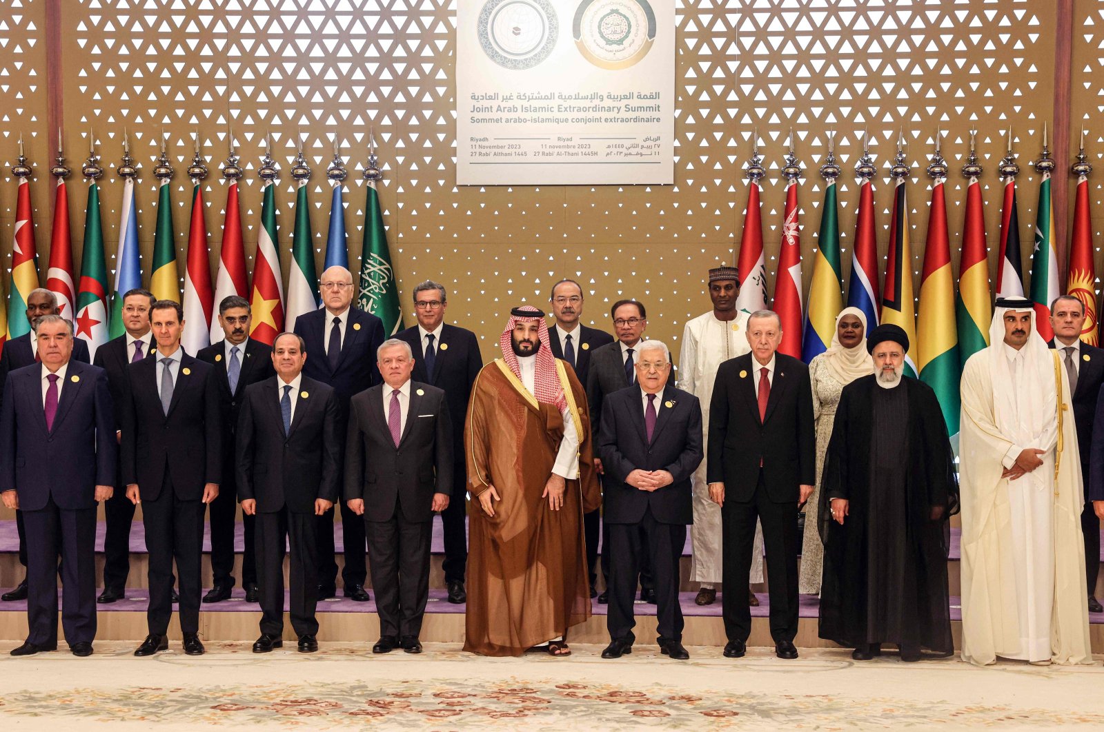 Leaders pose for a group picture ahead of an emergency meeting of the Arab League and the Organisation of Islamic Cooperation (OIC), Riyadh, Saudi Arabia, Nov. 13, 2023. (AFP Photo)