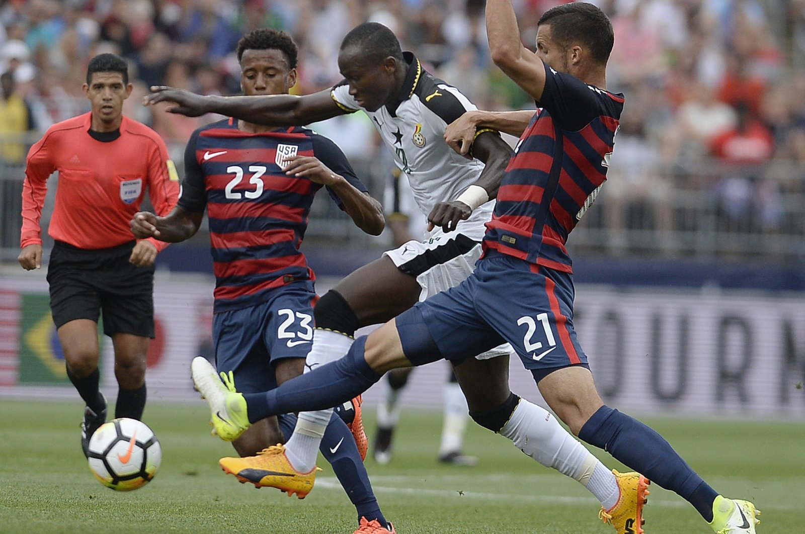 Ghana&#039;s Raphael Dwamena (C) goes past to US players during an international friendly, Connecticut, U.S., July 1, 2017. (AP Photo)