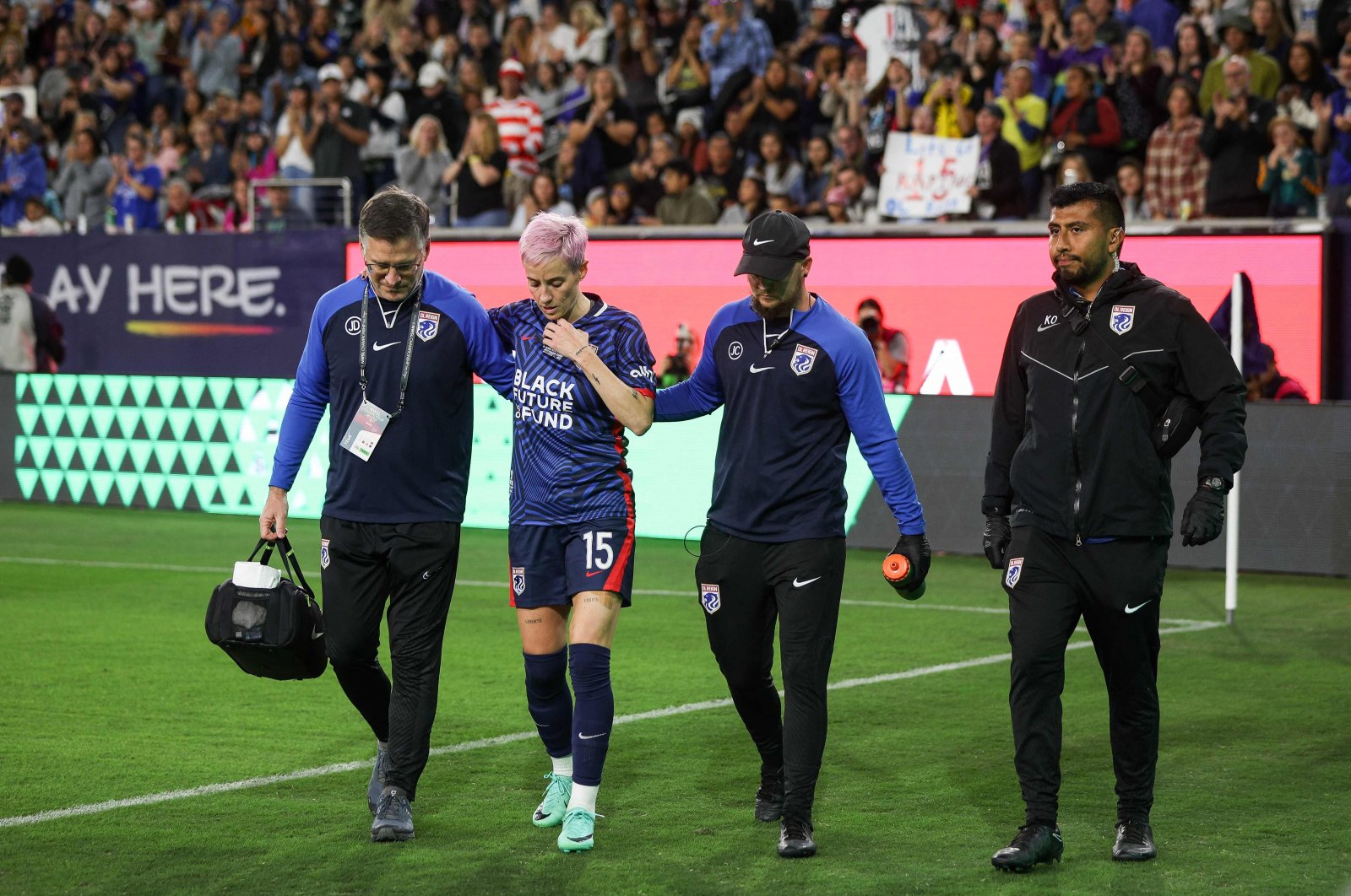 Megan Rapinoe (C) of OL Reign leaves the game after being injured in a 2023 NWSL Championship game against NJ/NY Gotham FC,  in San Diego, California, Nov. 11, 2023. (AFP Photo)