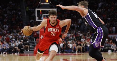 Houston Rockets&#039; Alperen Sengun (L) in action against the Sacramento Kings during the second half at Toyota Center, Texas, U.S., Nov. 6, 2023. (Getty Images Photo)