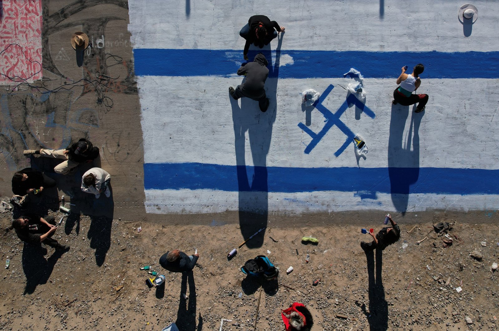 An aerial view shows activists painting a mural denouncing Israel&#039;s attacks on Gaza, next to the Rio Grande in Ciudad Juarez, Chihuahua state, Mexico, Nov. 12, 2023. (EPA Photo)