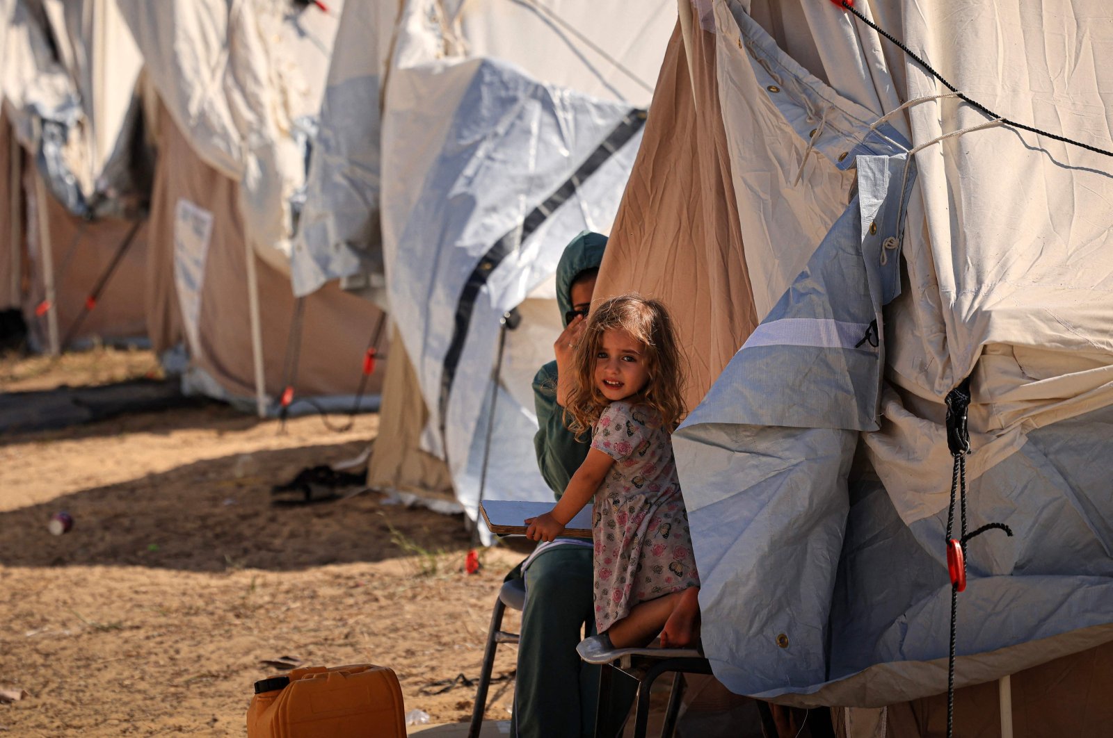 A little girl sits among tents set up for Palestinians seeking refuge on the grounds of a UNRWA center in Khan Yunis, in the southern Gaza Strip, Palestine, Oct. 19, 2023. (AFP Photo)