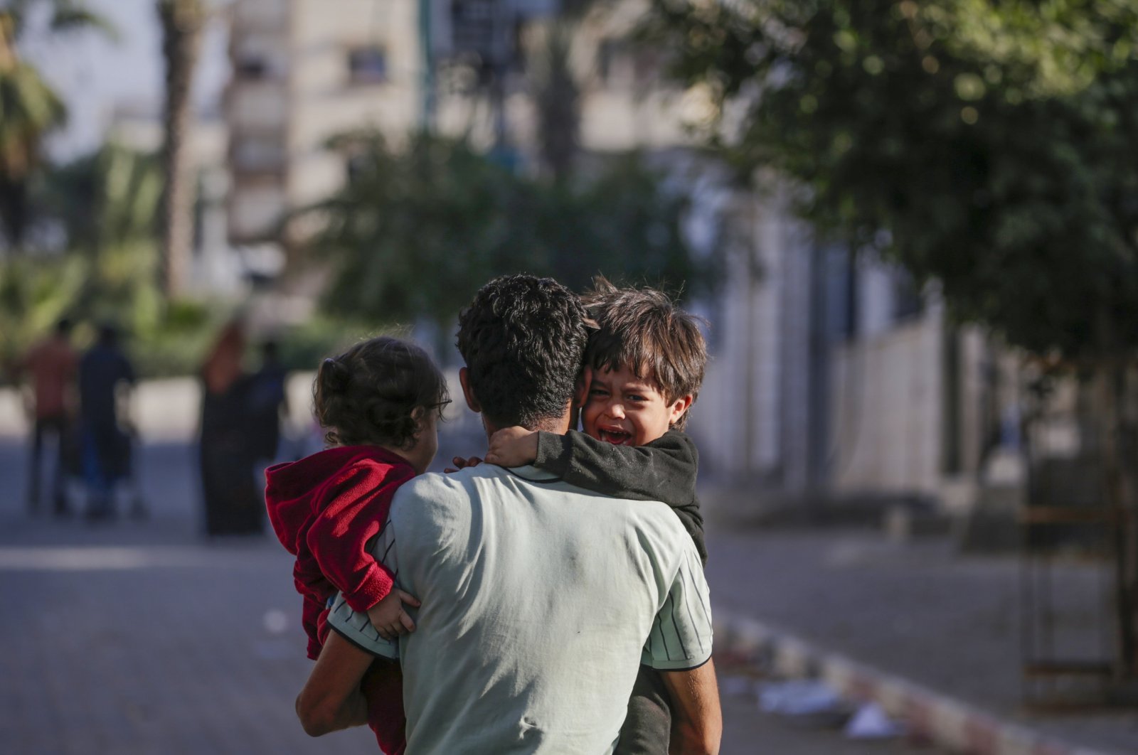 Residents flee from Al-Shati refugee camp in west-center Gaza City, Palestine, Nov. 9, 2023. (EPA Photo)