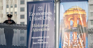 Police stand on a bridge at the Moscone Convention Center hosting the Asia-Pacific Economic Cooperation (APEC) leaders' week, San Francisco, California, U.S., Nov. 13, 2023. (AFP Photo)