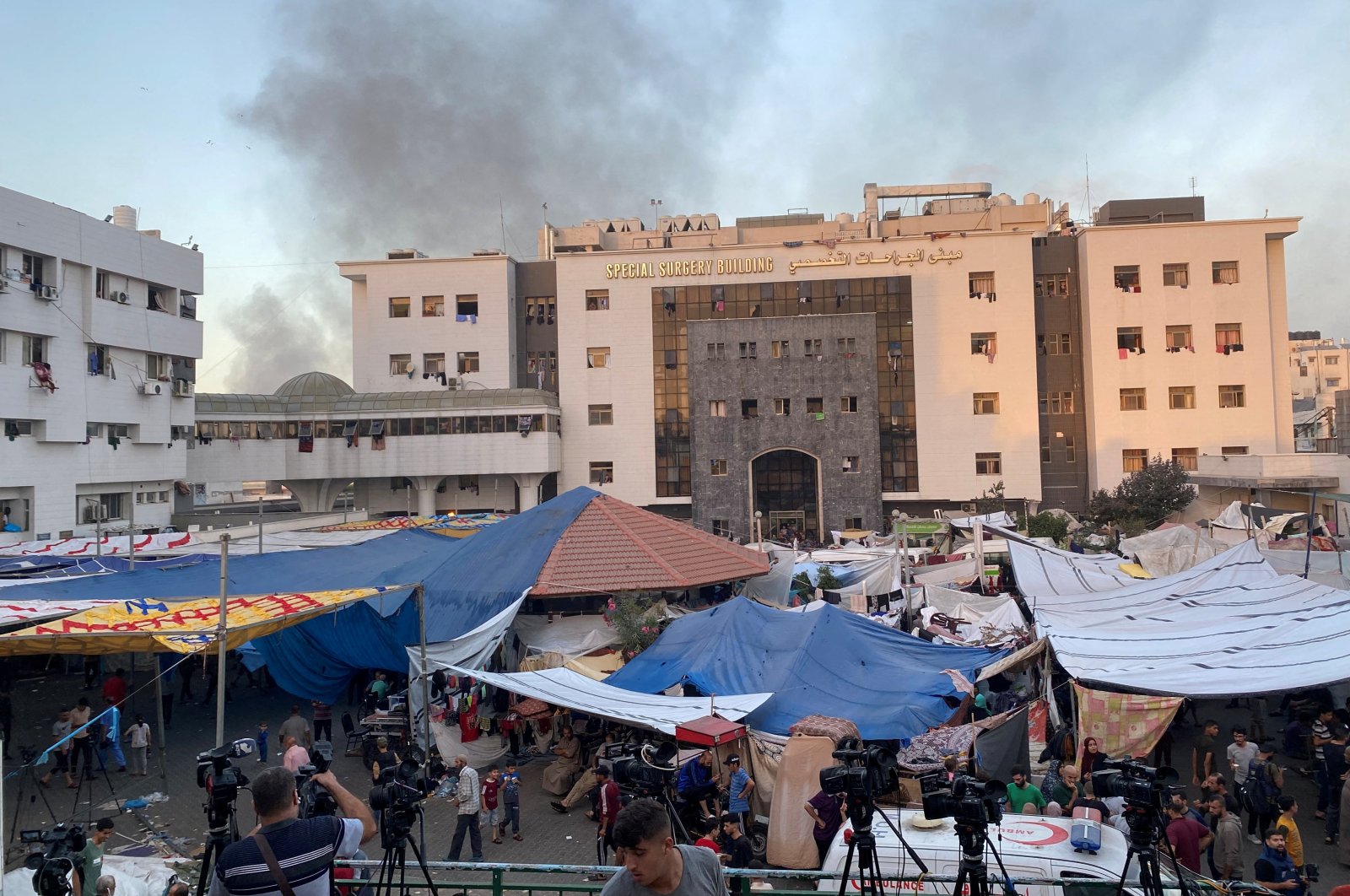 Smoke rises as displaced Palestinians take shelter at Al-Shifa hospital, Gaza City, Palestine, Nov. 8, 2023. (Reuters Photo)