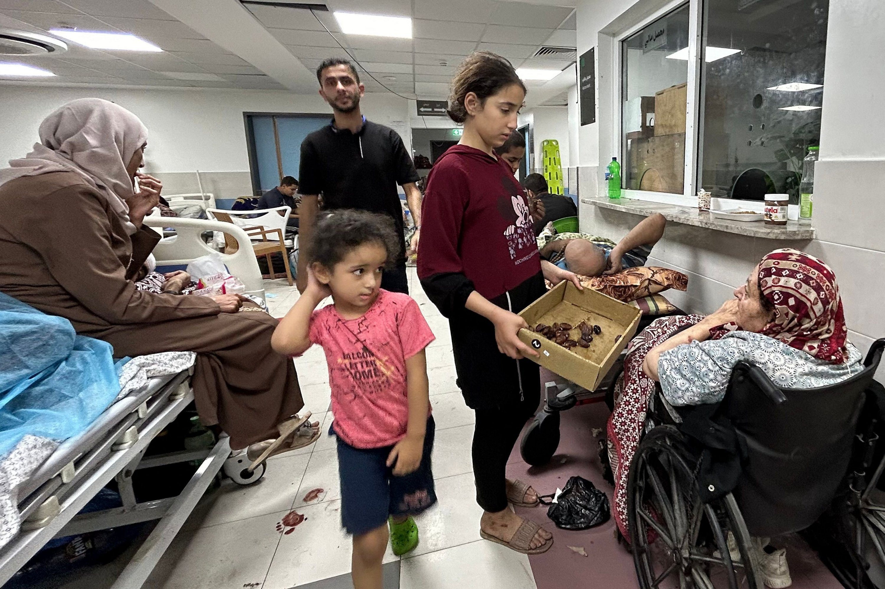 Patients and internally displaced people are pictured at Al-Shifa hospital, Gaza City, Palestine, Nov. 10, 2023. (AFP Photo)