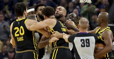 Golden State Warriors' Klay Thompson (front) and Draymond Green (back) get into an altercation with Minnesota Timberwolves center Rudy Gobert (middle) during the first half of an in-season NBA tournament basketball game, San Francisco, U.S., Nov. 14, 2023. (AP Photo)