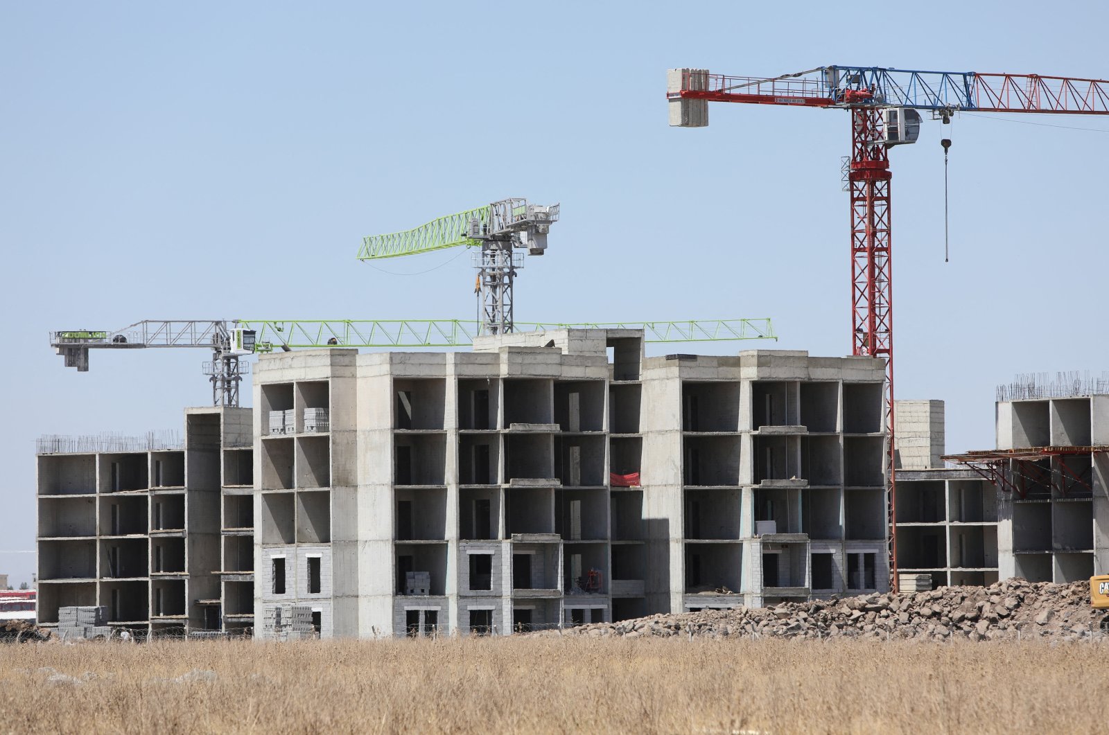 New buildings for earthquake survivors are under construction in Diyarbakır, Türkiye, Aug. 26, 2023. (Reuters Photo)