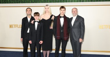 (L-R) Khalid Abdalla, Fflyn Edwards, Elizabeth Debicki, Rufus Kampa and Jonathan Pryce attend the premiere of Netflix&#039;s &quot;The Crown&quot; Season 6 Part 1 at Regency Village Theatre, Los Angeles, California, U.S., Nov. 12, 2023. (AFP Photo)