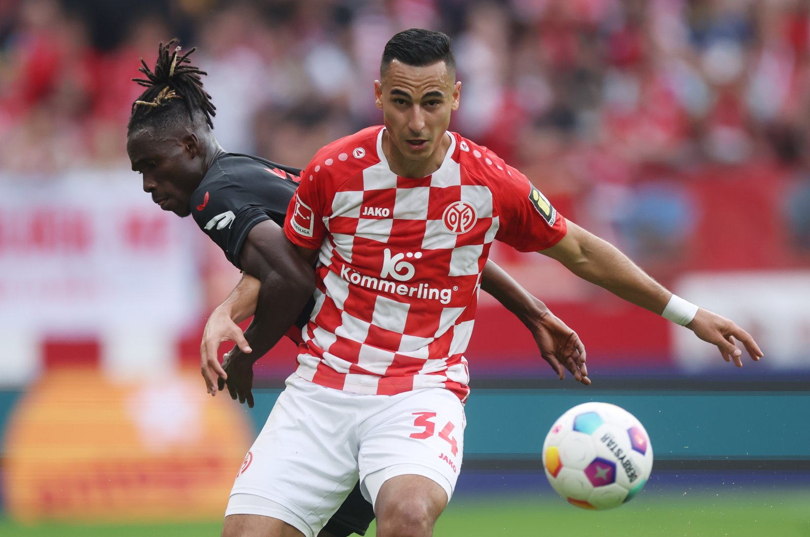 Mainz&#039;s Anwar El Ghazi (R) is challenged by Bayer Leverkusen&#039;s Odilon Kossounou during the Bundesliga match at MEWA Arena, Mainz, Germany, Sept. 30, 2023. (Getty Images Photo)