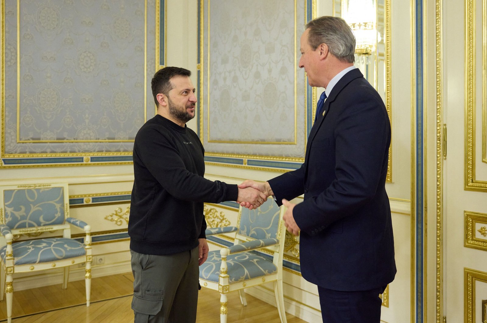 Ukraine President Volodymyr Zelenskyy (L) welcomes British Foreign Secretary David Cameron before their meeting, Kyiv, Ukraine, Nov. 16, 2023. (AFP Photo)