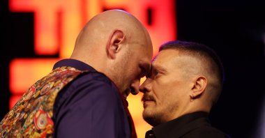 Tyson Fury (L) and Oleksandr Usyk face off during a press conference at Outernet London, London, U.K., Nov. 16, 2023. (Getty Images Photo)