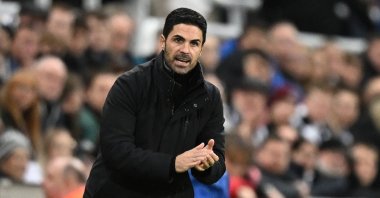Arsenal's Spanish manager Mikel Arteta gestures on the touchline during the English Premier League football match against Newcastle United at St James' Park, Newcastle-upon-Tyne, UK., Nov. 4, 2023. (AFP Photo)
