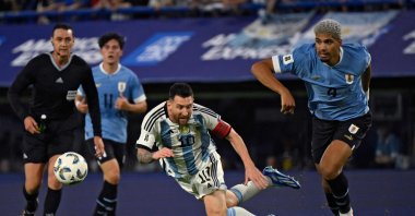 Uruguay&#039;s defender Ronald Araujo (R) fouls Argentina&#039;s forward Lionel Messi (L) during the 2026 FIFA World Cup South American qualification football match between Argentina and Uruguay, La Bombonera stadium, Buenos Aires, Argentina, Nov. 16, 2023. (AFP Photo)