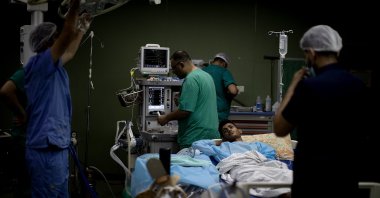  Image made available on Nov. 17, 2023 shows a patient receiving treatment at the Nasser hospital in Khan Younis in southern Gaza, Nov. 16, 2023. (EPA Photo)