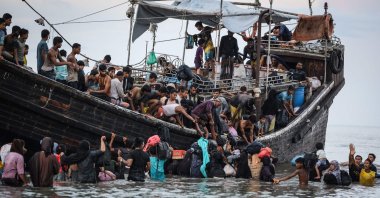  Newly arrived Rohingya refugees return to a boat after the local community decided to temporarily allow them to land for water and food in Ulee Madon, Aceh province, Indonesia, on Nov. 16, 2023. (AFP File Photo)