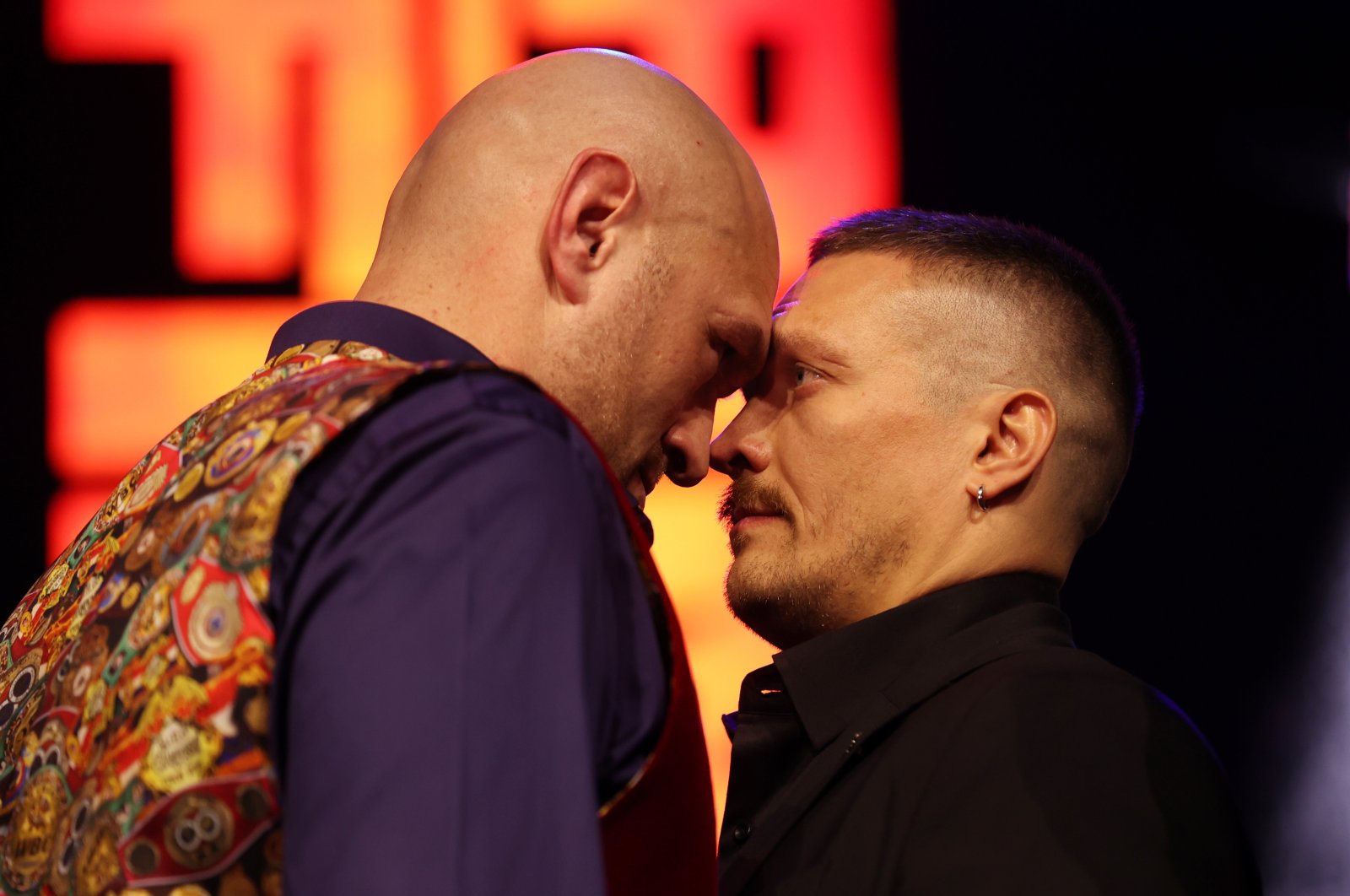 Tyson Fury (L) and Oleksandr Usyk face off during a press conference at Outernet London, London, U.K., Nov. 16, 2023. (Getty Images Photo)