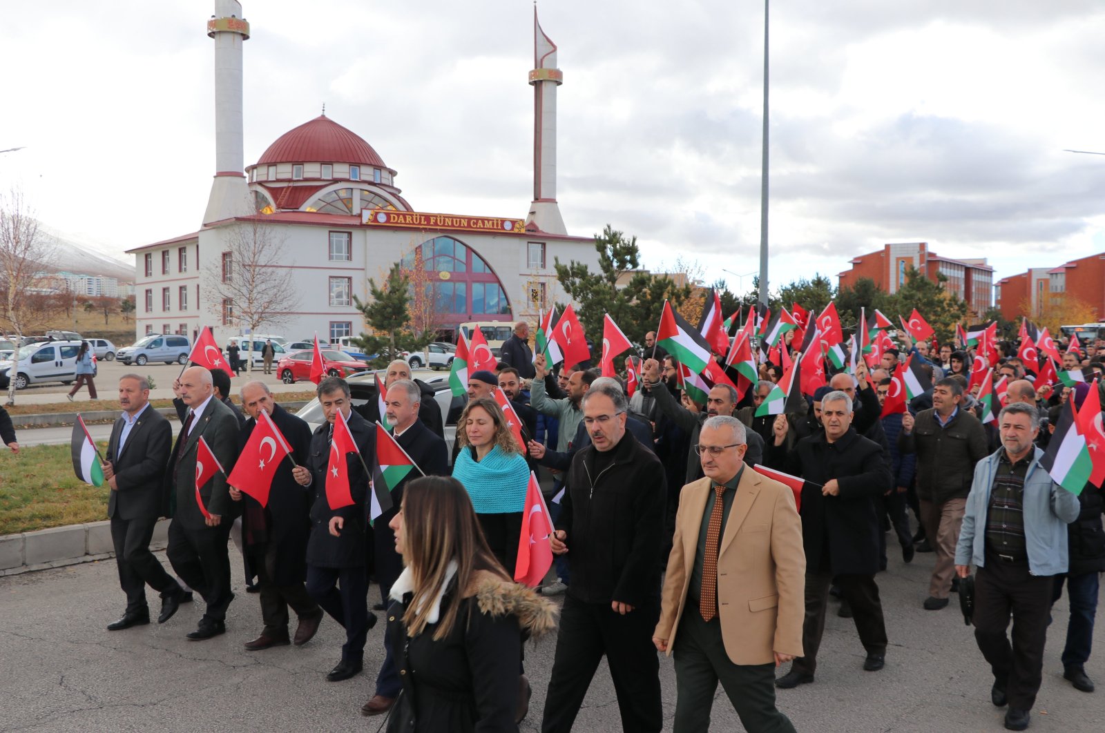 People stage a rally in support of Palestinians, Erzurum, eastern Türkiye, Nov.17, 2023. (AA Photo)