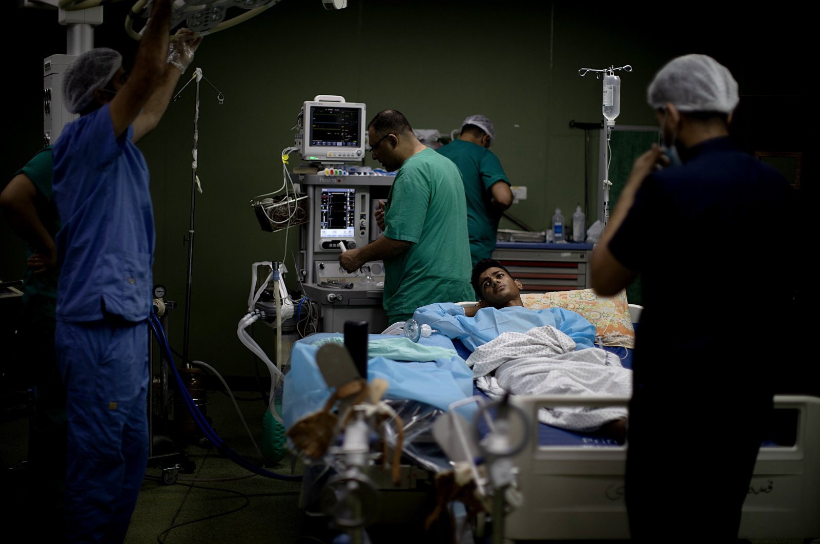  Image made available on Nov. 17, 2023 shows a patient receiving treatment at the Nasser hospital in Khan Younis in southern Gaza, Nov. 16, 2023. (EPA Photo)