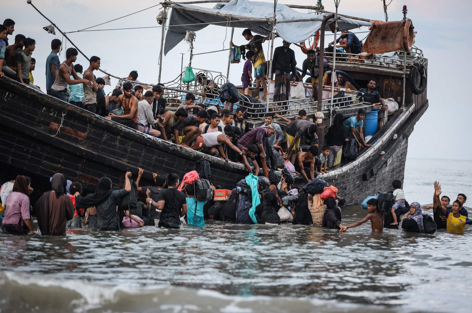  Newly arrived Rohingya refugees return to a boat after the local community decided to temporarily allow them to land for water and food in Ulee Madon, Aceh province, Indonesia, on Nov. 16, 2023. (AFP File Photo)