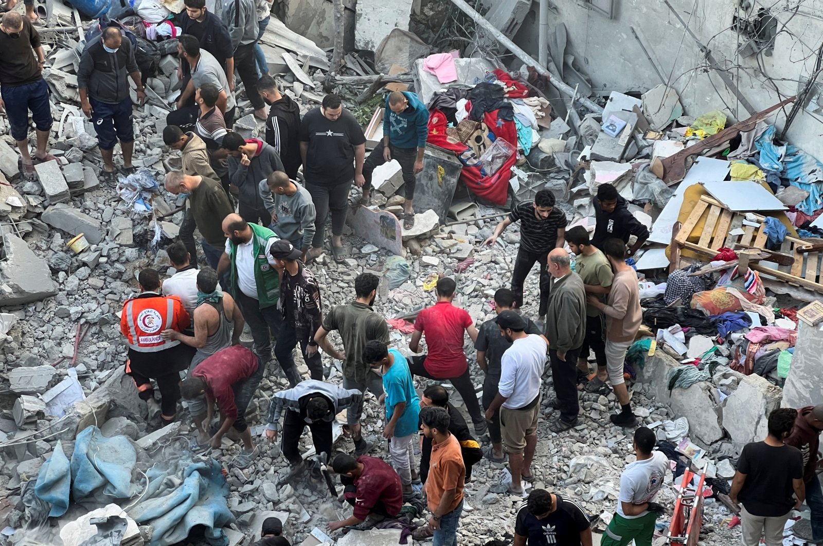 Palestinians search for casualties at the site of Israeli strikes on houses in Jabalia refugee camp, amid the ongoing conflict, the Gaza Strip, Palestine, Nov. 18, 2023. (Reuters Photo)