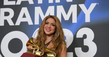 Colombian singer Shakira poses with her record of the year, best pop song and best urban interpretation awards during the 24th Annual Latin Grammy Awards ceremony, Sevilla, Spain, Nov. 16, 2023. (AFP Photo)